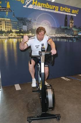 CHARITY CYCLING FOR UKRAINE 09 03 2023 Uwe Rohde, Charity cycling in the Europa Passage using ergometers to light up a light bulb The money goes 1 1 to Ukrainian aid projects in cooperation with the organization WeAreAllUkrainians, Hamburg, 09 03 2023 Copyright: xEventpressxMPx