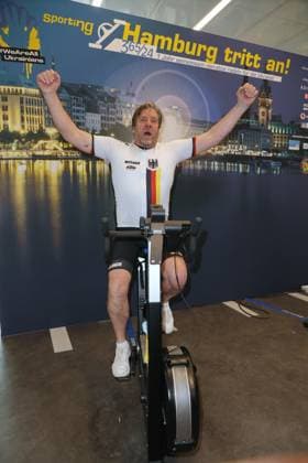 CHARITY CYCLING FOR UKRAINE 09 03 2023 Uwe Rohde, Charity cycling in the Europa Passage using ergometers to light up a light bulb The money goes 1 1 to Ukrainian aid projects in cooperation with the organization WeAreAllUkrainians, Hamburg, 09 03 2023 Copyright: xEventpressxMPx
