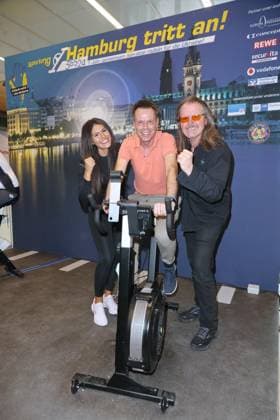 CHARITY CYCLING FOR UKRAINE 09 03 2023 Alicia Alvarez, Ulf Ansorge, Andreas AC Clausen, Charity cycling in the Europa Passage using ergometers to light up a light bulb The money goes 1 1 to Ukrainian aid projects in cooperation with the organization WeAreAllUkrainians, Hamburg, 09 03 2023 Copyright: xEventpressxMPx