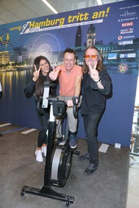 CHARITY CYCLING FOR UKRAINE 09 03 2023 Alicia Alvarez, Ulf Ansorge, Andreas AC Clausen, Charity cycling in the Europa Passage using ergometers to light up a light bulb The money goes 1 1 to Ukrainian aid projects in cooperation with the organization WeAreAllUkrainians, Hamburg, 09 03 2023 Copyright: xEventpressxMPx