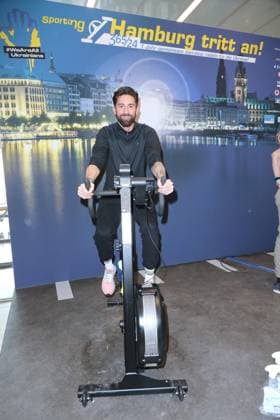 CHARITY CYCLING FOR UKRAINE 09 03 2023 Sebastian Fobe, Charity cycling in the Europa Passage using ergometers to light up a light bulb The money goes 1 1 to Ukrainian aid projects in cooperation with the organization WeAreAllUkrainians, Hamburg, 09 03 2023 Copyright: xEventpressxMPx