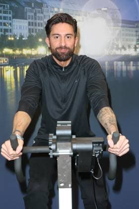CHARITY CYCLING FOR UKRAINE 09 03 2023 Sebastian Fobe, Charity cycling in the Europa Passage using ergometers to light up a light bulb The money goes 1 1 to Ukrainian aid projects in cooperation with the organization WeAreAllUkrainians, Hamburg, 09 03 2023 Copyright: xEventpressxMPx