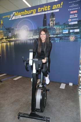 CHARITY CYCLING FOR UKRAINE 09 03 2023 Alicia Alvarez, Charity cycling in the Europa Passage using ergometers to light up a light bulb The money goes 1 1 to Ukrainian aid projects in cooperation with the organization WeAreAllUkrainians, Hamburg, 09 03 2023 Copyright: xEventpressxMPx