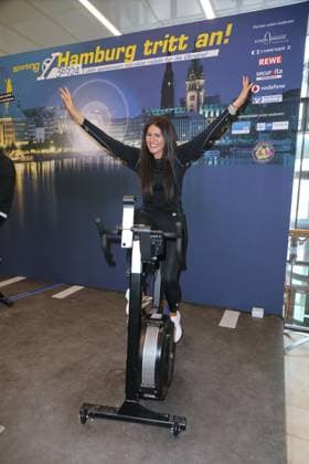 CHARITY CYCLING FOR UKRAINE 09 03 2023 Alicia Alvarez, Charity cycling in the Europa Passage using ergometers to light up a light bulb The money goes 1 1 to Ukrainian aid projects in cooperation with the organization WeAreAllUkrainians, Hamburg, 09 03 2023 Copyright: xEventpressxMPx