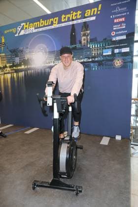 CHARITY CYCLING FOR UKRAINE 09 03 2023 Ivan Klasnic, Charity cycling in the Europa Passage using ergometers to light up a light bulb The money goes 1 1 to Ukrainian aid projects in cooperation with the organization WeAreAllUkrainians, Hamburg, 09 03 2023 Copyright: xEventpressxMPx