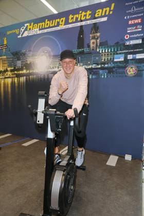 CHARITY CYCLING FOR UKRAINE 09 03 2023 Ivan Klasnic, Charity cycling in the Europa Passage using ergometers to light up a light bulb The money goes 1 1 to Ukrainian aid projects in cooperation with the organization WeAreAllUkrainians, Hamburg, 09 03 2023 Copyright: xEventpressxMPx
