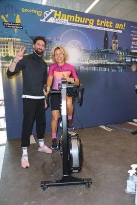CHARITY CYCLING FOR UKRAINE 09 03 2023 Sebastian Fobe, Annika Zimmermann, Charity cycling in the Europa Passage using ergometers to light up a light bulb The money goes 1 1 to Ukrainian aid projects in cooperation with the organization WeAreAllUkrainians, Hamburg, 09 03 2023 Copyright: xEventpressxMPx