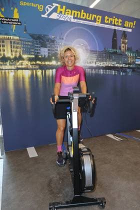 CHARITY CYCLING FOR UKRAINE 09 03 2023 Annika Zimmermann, Charity cycling in the Europa Passage using ergometers to light up a light bulb The money goes 1 1 to Ukrainian aid projects in cooperation with the organization WeAreAllUkrainians, Hamburg, 09 03 2023 Copyright: xEventpressxMPx