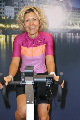 CHARITY CYCLING FOR UKRAINE 09 03 2023 Annika Zimmermann, Charity cycling in the Europa Passage using ergometers to light up a light bulb The money goes 1 1 to Ukrainian aid projects in cooperation with the organization WeAreAllUkrainians, Hamburg, 09 03 2023 Copyright: xEventpressxMPx