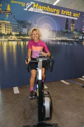 CHARITY CYCLING FOR UKRAINE 09 03 2023 Annika Zimmermann, Charity cycling in the Europa Passage using ergometers to light up a light bulb The money goes 1 1 to Ukrainian aid projects in cooperation with the organization WeAreAllUkrainians, Hamburg, 09 03 2023 Copyright: xEventpressxMPx
