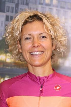 CHARITY CYCLING FOR UKRAINE 09 03 2023 Annika Zimmermann, Charity cycling in the Europa Passage using ergometers to light up a light bulb The money goes 1 1 to Ukrainian aid projects in cooperation with the organization WeAreAllUkrainians, Hamburg, 09 03 2023 Copyright: xEventpressxMPx