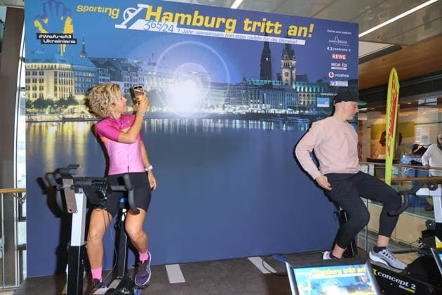 CHARITY CYCLING FOR UKRAINE 09 03 2023 Annika Zimmermann, Ivan Klasnic, Charity cycling in the Europa Passage using ergometers to light up a light bulb The money goes 1 1 to Ukrainian aid projects in cooperation with the organization WeAreAllUkrainians, Hamburg, 09 03 2023 Copyright: xEventpressxMPx