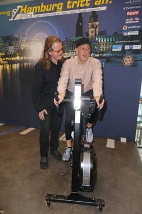 CHARITY CYCLING FOR UKRAINE 09 03 2023 Andreas AC Clausen, Ivan Klasnic, Charity cycling in the Europa Passage using ergometers to light up a light bulb The money goes 1 1 to Ukrainian aid projects in cooperation with the organization WeAreAllUkrainians, Hamburg, 09 03 2023 Copyright: xEventpressxMPx