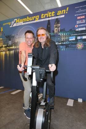 CHARITY CYCLING FOR UKRAINE 09 03 2023 Ulf Ansorge, Andreas AC Clausen, Charity cycling in the Europa Passage using ergometers to light up a light bulb The money goes 1 1 to Ukrainian aid projects in cooperation with the organization WeAreAllUkrainians, Hamburg, 09 03 2023 Copyright: xEventpressxMPx