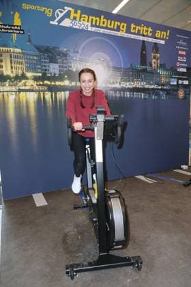 CHARITY CYCLING FOR UKRAINE 09 03 2023 Svenja Theißen, Charity cycling in the Europa Passage using ergometers to light up a light bulb The money goes 1 1 to Ukrainian aid projects in cooperation with the organization WeAreAllUkrainians, Hamburg, 09 03 2023 Copyright: xEventpressxMPx