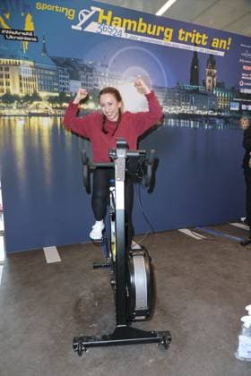 CHARITY CYCLING FOR UKRAINE 09 03 2023 Svenja Theißen, Charity cycling in the Europa Passage using ergometers to light up a light bulb The money goes 1 1 to Ukrainian aid projects in cooperation with the organization WeAreAllUkrainians, Hamburg, 09 03 2023 Copyright: xEventpressxMPx