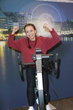 CHARITY CYCLING FOR UKRAINE 09 03 2023 Svenja Theißen, Charity cycling in the Europa Passage using ergometers to light up a light bulb The money goes 1 1 to Ukrainian aid projects in cooperation with the organization WeAreAllUkrainians, Hamburg, 09 03 2023 Copyright: xEventpressxMPx