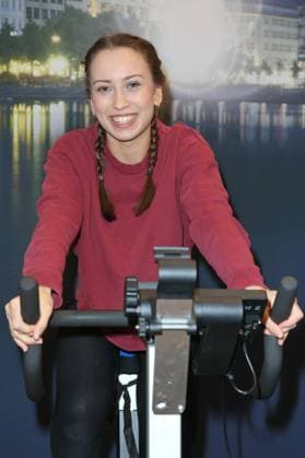 CHARITY CYCLING FOR UKRAINE 09 03 2023 Svenja Theißen, Charity cycling in the Europa Passage using ergometers to light up a light bulb The money goes 1 1 to Ukrainian aid projects in cooperation with the organization WeAreAllUkrainians, Hamburg, 09 03 2023 Copyright: xEventpressxMPx