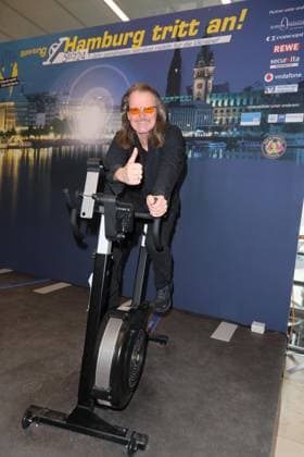 CHARITY CYCLING FOR UKRAINE 09 03 2023 Andreas AC Clausen, Charity cycling in the Europa Passage using ergometers to light up a light bulb The money goes 1 1 to Ukrainian aid projects in cooperation with the organization WeAreAllUkrainians, Hamburg, 09 03 2023 Copyright: xEventpressxMPx