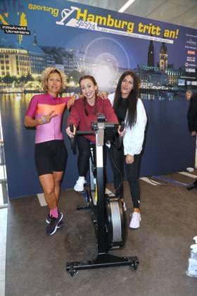 CHARITY CYCLING FOR UKRAINE 09 03 2023 Annika Zimmermann, Svenja Theißen, Alicia Alvarez, Charity cycling in the Europa Passage using ergometers to light up a light bulb The money goes 1 1 to Ukrainian aid projects in cooperation with the organization WeAreAllUkrainians, Hamburg, 09 03 2023 Copyright: xEventpressxMPx