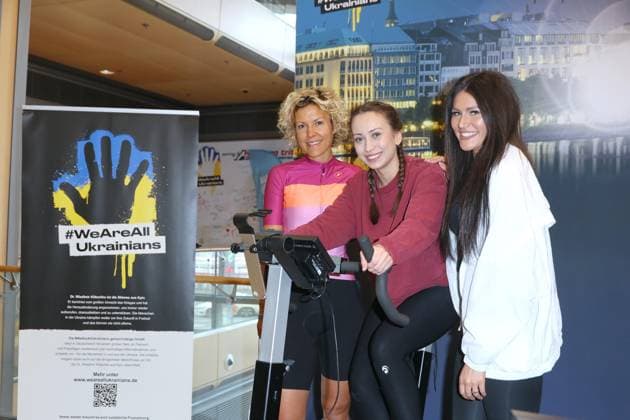 CHARITY CYCLING FOR UKRAINE 09 03 2023 Annika Zimmermann, Svenja Theißen, Alicia Alvarez, Charity cycling in the Europa Passage using ergometers to light up a light bulb The money goes 1 1 to Ukrainian aid projects in cooperation with the organization WeAreAllUkrainians, Hamburg, 09 03 2023 Copyright: xEventpressxMPx
