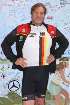 CHARITY CYCLING FOR UKRAINE 09 03 2023 Uwe Rohde, Charity cycling in the Europa Passage using ergometers to light up a light bulb The money goes 1 1 to Ukrainian aid projects in cooperation with the organization WeAreAllUkrainians, Hamburg, 09 03 2023 Copyright: xEventpressxMPx