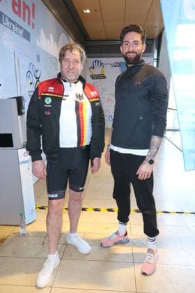 CHARITY CYCLING FOR UKRAINE 09 03 2023 Uwe Rohde, Sebastian Fobe, Charity cycling in the Europa Passage using ergometers to light up a light bulb The money goes 1 1 to Ukrainian aid projects in cooperation with the organization WeAreAllUkrainians, Hamburg, 09 03 2023 Copyright: xEventpressxMPx
