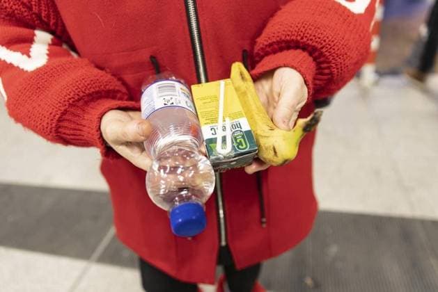 Niederwenigern hilft in Bochum *** NUR FÜR REDAKTIONELLE ZWECKE *** EDITORIAL USE ONLY ***<p>Obdachlose nutzen am Donnerstag, 10. März 2023, am Bochumer Hauptbahnhof die Essensausgabe von Niederwenigern hilft. Deutschland Nordrhein-Westfalen Hattingen Copyright: BastianxHaumann *** Niederwenigern helps in Bochum FOR EDITORIAL PURPOSES ONLY EDITORIAL USE ONLY p Homeless people use the food bank of Niederwenigern helps Germany North Rhine Westphalia Hattingen Copyright BastianxHaumann at Bochum Central Station on Thursday, March 10, 2023. Copyright: BastianxHaumann doc7p9qha339km13urxcg82 ,EDITORIAL USE ONLY