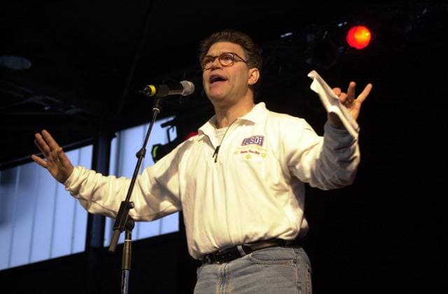 RECORD DATE NOT STATED Comedian Al Franken performs for military members at Ramstein Air Base, Germany, during the Secretary of Defense Holiday Show 2000, on December 17th, 2000. Base: Ramstein Air Base State: Rheinland-Pfalz Country: Deutschland Germany (DEU) Copyright: xpiemagsx nararecdefpie08012022d-8180 !ACHTUNG AUFNAHMEDATUM GESCHÄTZT!