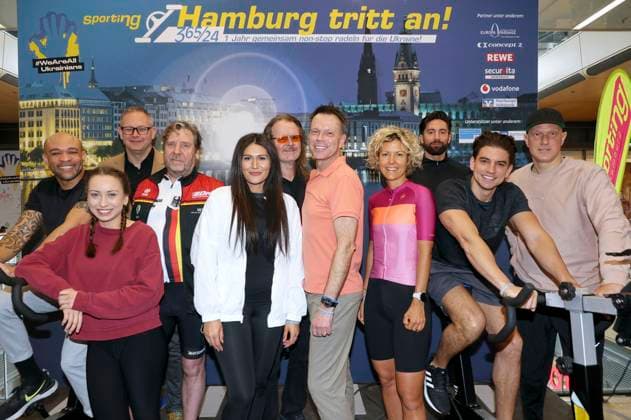 Charles Simmons, Svenja Theißen, Uwe Rohde, Alicia Alvarez, Andreas AC Clausen, Ulf Ansorge, Annika Zimmermann, Sebastian Fobe, Manuel Hasni and Ivan Klasnic at the charity cycling in favor of Ukrainian aid projects in cooperation with the organization WeAreAllUkrainians in the Europa Passage Hamburg, 09 03 2023 Foto:xgbrcix xFuturexImage