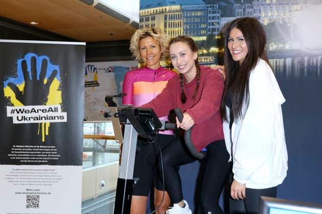 Annika Zimmermann, Svenja Theißen and Alicia Alvarez at the charity cycling in favor of Ukrainian aid projects in cooperation with the organization WeAreAllUkrainians in the Europa Passage Hamburg, 09 03 2023 Foto:xgbrcix xFuturexImage