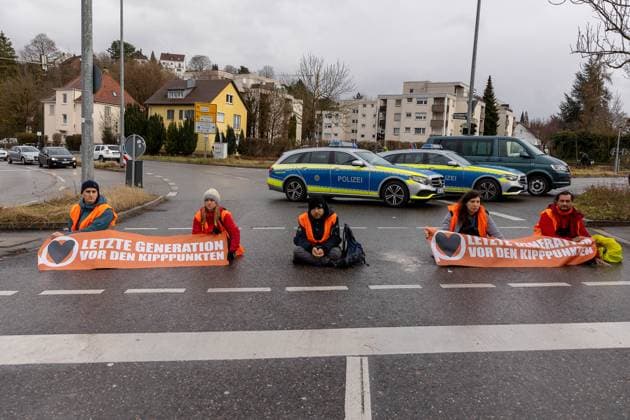 News Themen der Woche KW10 Reutlingen Klima-Aktivisten der Letzten Generation auf B28 Reutlingen geklebt, 10.03.2023, Klima-Aktivisten der Letzten Generation auf B28 Reutlingen geklebt, 10.03.2023, *** Reutlingen climate activists of the Last Generation pasted on B28 Reutlingen, 10 03 2023, climate activists of the Last Generation pasted on B28 Reutlingen, 10 03 2023, Copyright: xEibner-Pressefoto DimitrixDrofitx EP_ddh