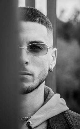 RECORD DATE NOT STATED A vertical grayscale closeup of a young man with sunglasses looking at the camera. *** einer hoch Graustufen closeupe des einer Jung Mann mit Sonnenbrille Schauen im der Kamera 10375745 ,model released, Symbolfoto