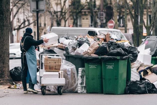 Frankreich, Streik bei der Müllabfuhr in Paris Fifth Day Of Strike Of Garbage Collectors In Paris On the fifth day of the garbage collectors strike against the pension reform in Paris, on 10 March 2023, many bins are no longer collected and are piling up in the streets of the French capital. This strike is part of the general strike movement initiated by the employees unions to oppose the government s reform project aimed at pushing back the retirement age from 62 to 64. Paris France  Copyright: xSamuelxBoivinx originalFilename: boivin-fifthday230310_np43E.jpg