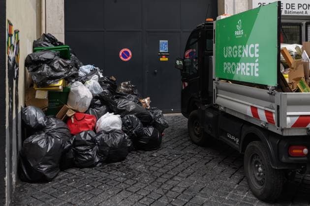 Rubbish bins overflow and pile up in the streets of the French capital, due to the garbage collectors strike against the pension reform, on 11 March 2023.  JulienxMattiax xLexPictorium LePictorium_0276443