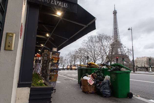 News Bilder des Tages Rubbish bins overflow and pile up in the streets of the French capital, due to the garbage collectors strike against the pension reform, on 11 March 2023.  JulienxMattiax xLexPictorium LePictorium_0276451