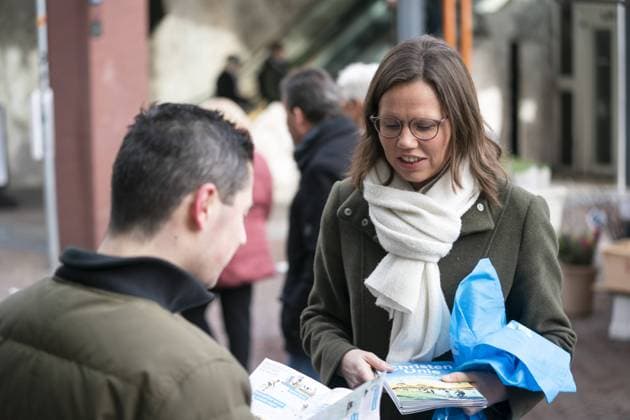 DORDRECHT - ChristenUnie leader Mirjam Bikker distributes flyers during the campaign in the run-up to the Provincial Council elections. ANP JEROEN JUMELET netherlands out - belgium out  Copyright: xx x464721056x originalFilename: 464721056.jpg
