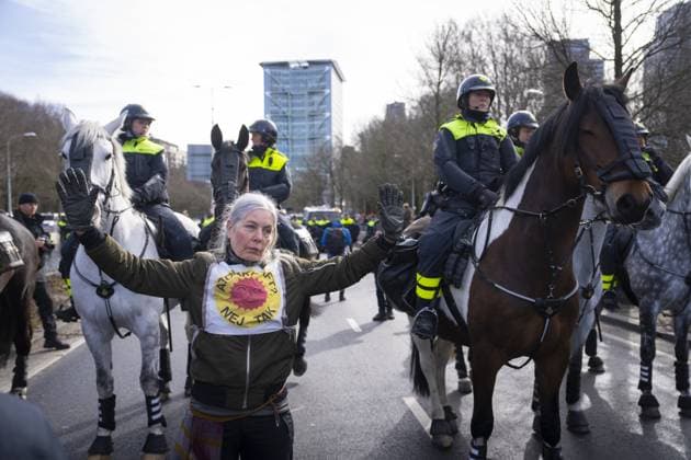 News Themen der Woche KW10 News Bilder des Tages THE HAGUE - Police on horseback stop climate activists from Extinction Rebellion (XR) who try to block the A12. Hundreds of activists are trying to get onto the Utrechtsebaan from different sides. ANP PHIL NIJHUIS netherlands out - belgium out  Copyright: xx x464721894x originalFilename: 464721894.jpg