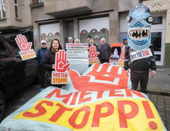 Bilder des Jahres 2023, News 03 März News Themen der Woche KW10 News Bilder des Tages Köln, Protest für bezahlbare Mieten vor einem seit Jahren leerstehendem Haus im beliebten Kölner Agnesviertel. Nach einer vom Verbändebündnis Soziales Wohnen vorgestellten Studie zufolge fehlen derzeit 700.000 Wohnungen in Deutschland. Cologne, protest for affordable rents in front of a house that has been empty for years in Cologne s popular Agnes district. According to a study presented by the alliance of associations for social housing, there is currently a shortage of 700,000 flats in Germany. Nordrhein-Westfalen Deutschland, Germany DSCF5478