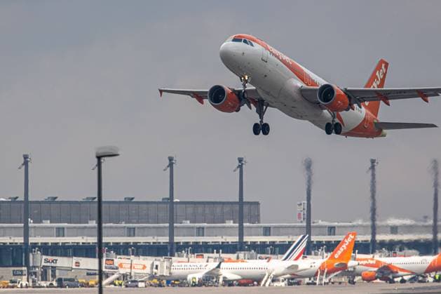 Ein startendes Flugzeug am 11. März 2023 am Flughafen Berlin Brandenburg. Flughafen Berlin Brandenburg *** An aircraft taking off at Berlin Brandenburg Airport on March 11, 2023.