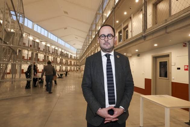 News Themen der Woche KW10 News Bilder des Tages Justice Minister Vincent Van Quickenborne poses for the photographer during the transfer of 280 prisoners from the old to the new prison in Dendermonde, Saturday 11 March 2023. This is the largest transfer of prisoners ever in our country. To ensure that this transport is safe and structured, 232 police officers, 4 cell cars, a helicopter, a water cannon, an armored vehicle, a patrol boat, a drone, 8 police horses, 8 drug dogs and 4 patrol dogs are deployed.  NICOLASxMAETERLINCK 62532201