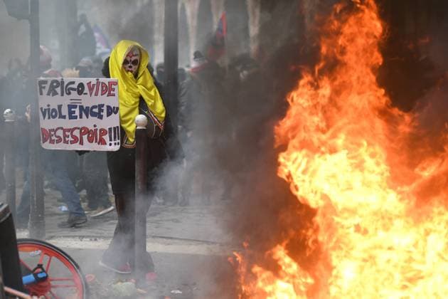 News Themen der Woche KW10 News Bilder des Tages Clashes between demonstrators, the Black Bloc and the police during the demonstration against the pension reform, in Paris on 11 March 2023  JulienxMattiax xLexPictorium LePictorium_0276469