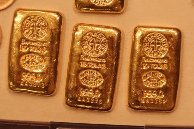 25.02.2023, Doha, QAT - Goldbarren zu je 10 Tolas. Ein Tola entspricht 11.6638038 Gramm und ist eine alte indische Gewichtseinheit. (10, 10 Tolas, 999, Anlage, asiatisch, Asien, Barren, Doha, Draufsicht, Edelmetall, Feingold, Finanzwesen, Freisteller, Geldanlage, Gewichtseinheit, Gold, Goldbarren, Goldpreis, Goldreserve, innen, Innenaufnahme, Kapital, Kapitalanlage, Katar, kostbar, Masseinheit, Metall, niemand, Praegung, Qatar, QF, Querformat, Reichtum, Tola, Vogelperspektive, Wertanlage, Werte, wertvoll, Wirtschaft) 230225D106QATAR.JPG *** 25 02 2023, Doha, QAT gold bars of 10 tolas each One tola is equal to 11 6638038 grams and is an ancient Indian unit of weight 10, 10 tolas, 999, investment, asian, asia, bars, doha, top view, precious