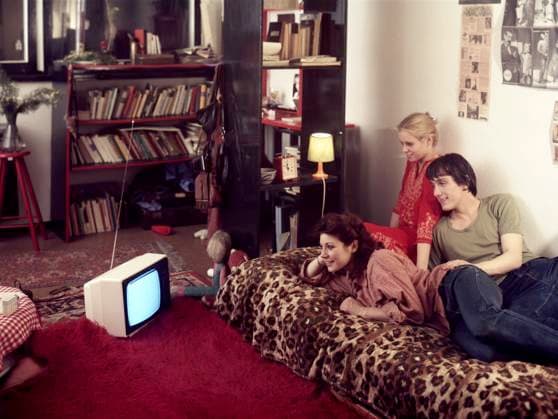 31.05.1979, Berlin, DDR - Junge Menschen schauen zusammen Fernsehen. (15-20 Jahre, 70er Jahre, Alltag, Berlin, DDR, deutsch, Deutsche Demokratische Republik, Deutschland, entspannen, Entspannung, Europa, europaeisch, Fernsehempfaenger, Fernsehen, Fernseher, Fernsehgeraet, Fernsehtechnik, Frauen, Freizeit, Freunde, Freundschaft, GDR, Geraet, Gesellschaft, historisch, innen, Innenaufnahme, Jugendliche, Kaukasier, kaukasisch, liegen, liegend, Mann, Menschen, Personen, pmscartandhistory, QF, Querformat, RF 3301, RFT, Rundfunk- und Fernmelde-Technik, Siebziger Jahre, Teenager, VEB RFT Robotron, Ware, Werbeaufnahme, Werbung, Westeuropa, Wirtschaft, Wohnung, Zeitdokument, Zeitgeschichte) 790531KF102RFT_WERBUNG.JPG *** 31 05 1979, Berlin, GDR Youn