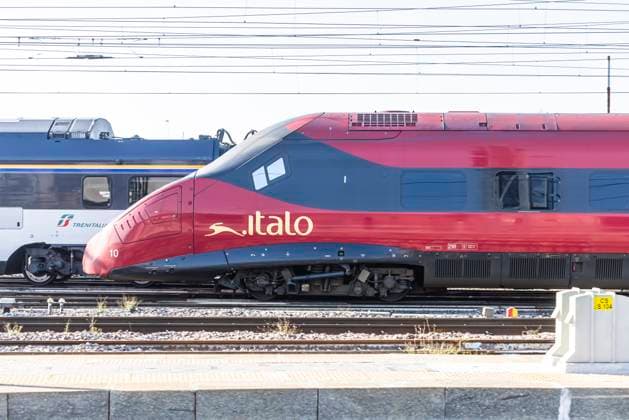 Roter Zug, Italo ist Teil des italienischen Hochgeschwindikgeitsnetzes, Venedig, Italien, Europa *** Red train, Italo is part of the Italian high speed network, Venice, Italy, Europe