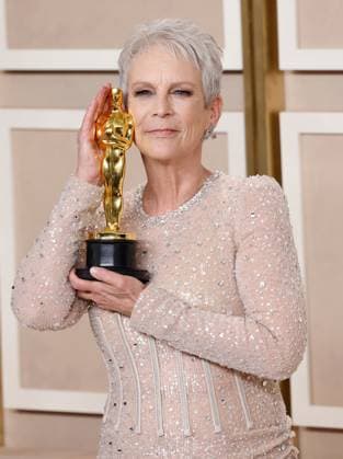 Entertainment Themen der Woche KW10 Entertainment Bilder des Tages Jamie Lee Curtis, winner of the award for Best Supporting Actress for Everything Everywhere All At Once, appears backstage with her Oscar during the 95th annual Academy Awards at Loews Hollywood Hotel in the Hollywood section of Los Angeles on Sunday, March 12, 2023.  LAP20230312175 JOHNxANGELILLO