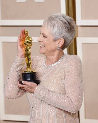 Jamie Lee Curtis, winner of the award for Best Supporting Actress for Everything Everywhere All At Once, appears backstage with her Oscar during the 95th annual Academy Awards at Loews Hollywood Hotel in the Hollywood section of Los Angeles on Sunday, March 12, 2023.  LAP20230312176 JOHNxANGELILLO