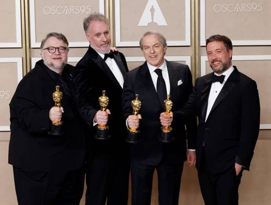 Entertainment Bilder des Tages (L-R) Guillermo del Toro, Mark Gustafson, Gary Ungar and Alex Bulkley, winners of the award for Best Animated Feature Film for Guillermo del Toro s Pinocchio , appear backstage with their Oscars during the 95th annual Academy Awards at Loews Hollywood Hotel in the Hollywood section of Los Angeles on Sunday, March 12, 2023.  LAP20230312180 JOHNxANGELILLO