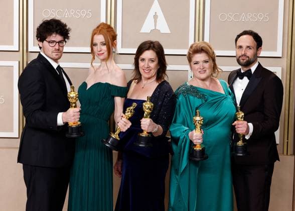 Entertainment Bilder des Tages (L-R) Daniel Roher, Odessa Rae, Diane Becker, Malanie Miller, and Shane Boris, winners of the award for Best Documentary Feature Film for NAVALNY, appear backstage with their Oscars during the 95th annual Academy Awards at Loews Hollywood Hotel in the Hollywood section of Los Angeles on Sunday, March 12, 2023.  LAP20230312184 JOHNxANGELILLO