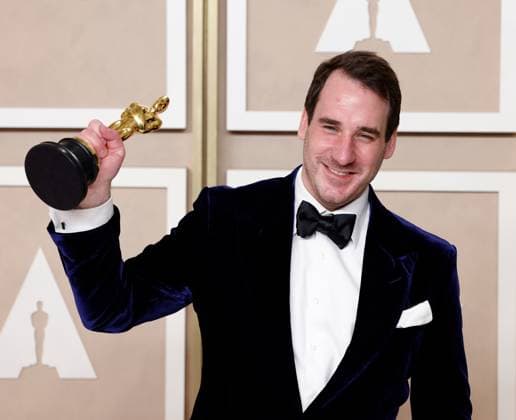 Entertainment Themen der Woche KW10 Entertainment Bilder des Tages James Friend, winner of the award for Best Cinematography for All Quiet On The Western Front, appears backstage with his Oscar during the 95th annual Academy Awards at Loews Hollywood Hotel in the Hollywood section of Los Angeles on Sunday, March 12, 2023.  LAP20230312186 JOHNxANGELILLO